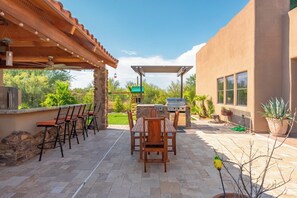 Outdoor dining - Sleeps 25 • Heated Pool and Spa • Pickleball Court (Scottsdale)