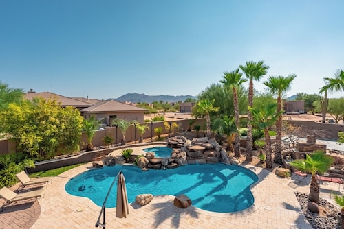 Sleeps 25 • Heated Pool and Spa • Pickleball Court