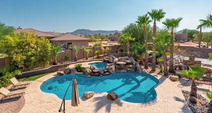 Sleeps 25 • Heated Pool and Spa • Pickleball Court