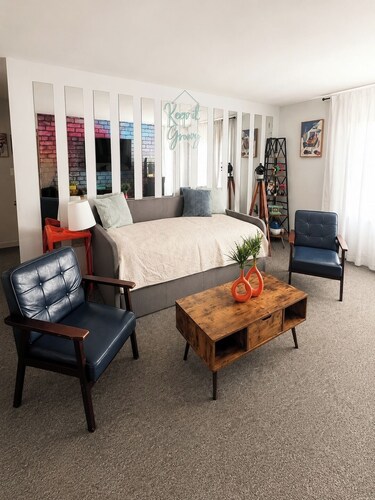 90s Condo| King Bed | 65” Smart TV | Arcade Game