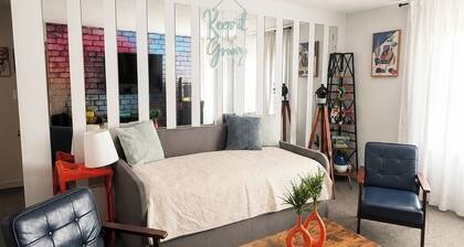 90s Condo| King Bed | 65” Smart TV | Arcade Game