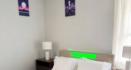 90s Condo| King Bed | 65” Smart TV | Arcade Game