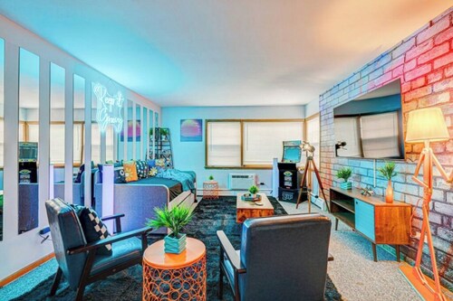 90s Condo| King Bed | 65” Smart TV | Arcade Game