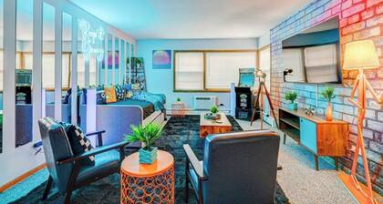 90s Condo| King Bed | 65” Smart TV | Arcade Game