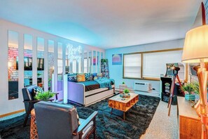 TV - 90s Condo| King Bed | 65” Smart TV | Arcade Game (Elmwood Park)