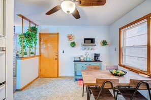 Dining - 90s Condo| King Bed | 65” Smart TV | Arcade Game (Elmwood Park)