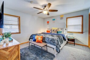 2 bedrooms, iron/ironing board, travel cot, WiFi - 90s Condo| King Bed | 65” Smart TV | Arcade Game (Elmwood Park)