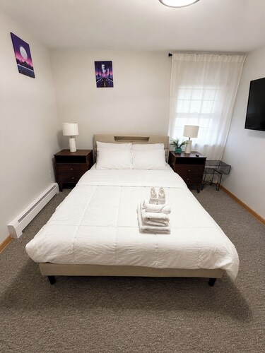 90s Condo| King Bed | 65” Smart TV | Arcade Game