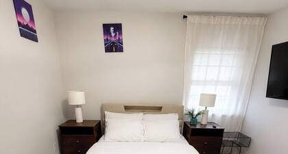 90s Condo| King Bed | 65” Smart TV | Arcade Game