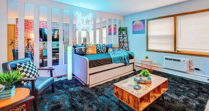 90s Condo| King Bed | 65” Smart TV | Arcade Game