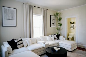 TV - Walk to the Beach • Private Office • 5BR (Chicago)