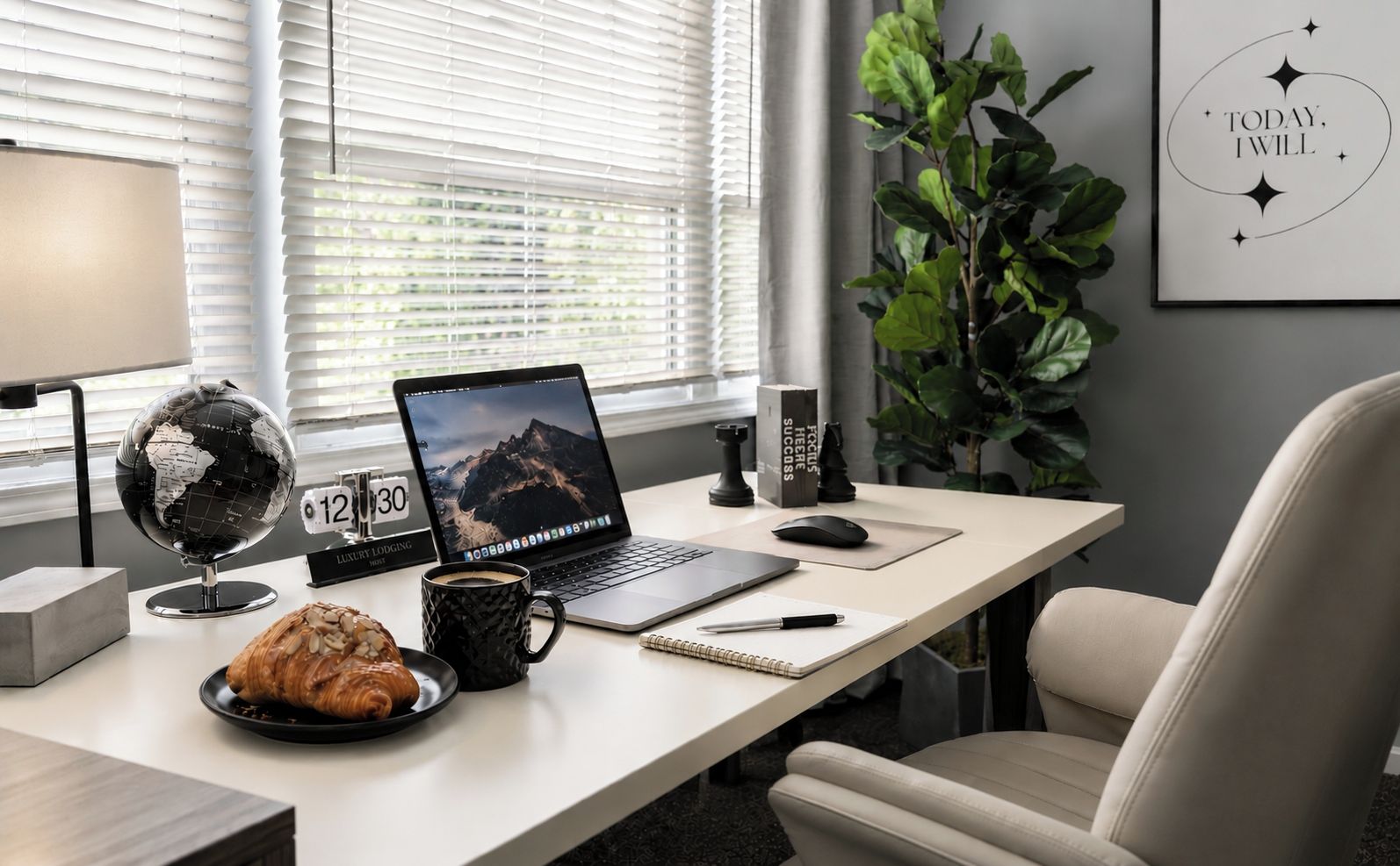 Un escritorio moderno con una computadora portátil, una taza de café, un cuaderno, un bolígrafo, un reloj, un globo terráqueo y una planta.