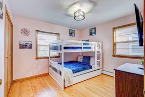 2 habitaciones, tabla de planchar con plancha, cuna de viaje y wifi 