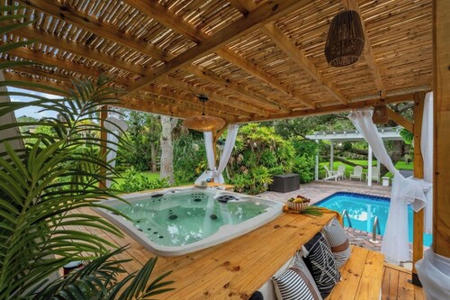 9BR Htd Pool • Hot Tub• Golf Sim• Games