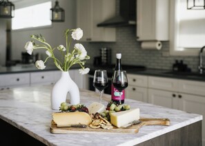 Kylskåp, mikrovågsugn, ugn och spishäll