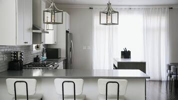 Frigorifero, microonde, forno, piano cottura