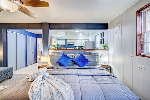 King Bed Studio | 60" HDTV | Safe | Close to Metra