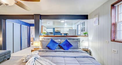 King Bed Studio | 60" HDTV | Safe | Close to Metra