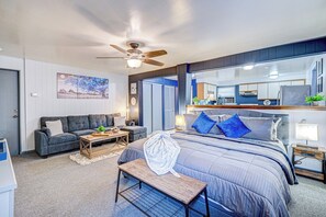 1 bedroom, iron/ironing board, travel cot, WiFi - King Bed Studio | 60" HDTV | Safe | Close to Metra (Elmwood Park)