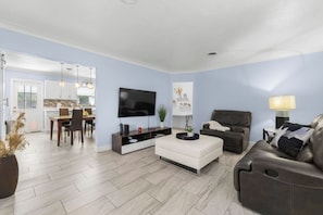 TV - Heated Pool and Spa •  Outdoor Kitchen/Theater/Games (Bradenton)
