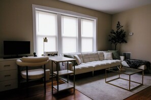 TV - Sleeps 4 • New Modern 1BR • Private Workspace (Chicago)