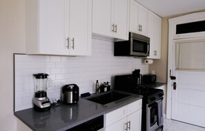 Fridge, microwave, oven, stovetop - Sleeps 4 • New Modern 1BR • Private Workspace (Chicago)