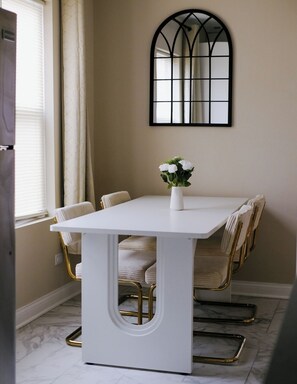 Dining - Sleeps 4 • New Modern 1BR • Private Workspace (Chicago)