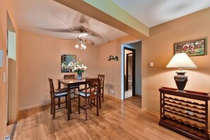 Dining - Mins from O'Hare • Safe Location • Private Parking (Chicago)