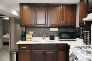 Fridge, microwave, oven, stovetop - 2BR Traveler's Favorite • Modern and Clean (Chicago)