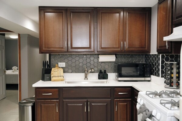 Kjøleskap, mikrobølgeovn, ovn og kokeplater