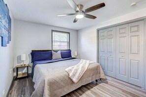 2 bedrooms, iron/ironing board, travel cot, WiFi - King Sleep Number Bed • Prime Location (Elmwood Park)