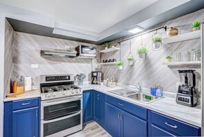 Frigorifero, microonde, forno, piano cottura