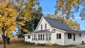 A single-story house with a gabled roof and a front porch. - Quaint Small Town Home - Country Style Living in Independence (Independence)