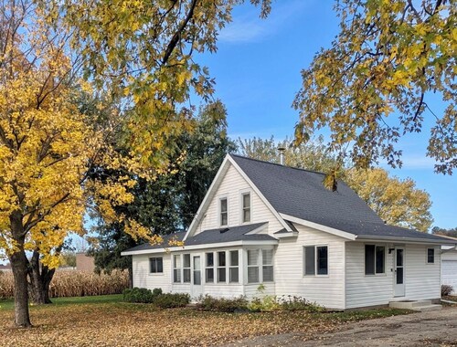 Quaint Small Town Home - Country Style Living in Independence