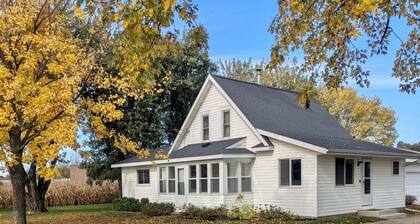 Quaint Small Town Home - Country Style Living in Independence