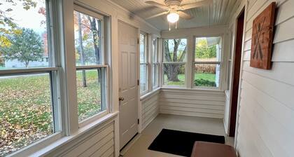 Quaint Small Town Home - Country Style Living in Independence