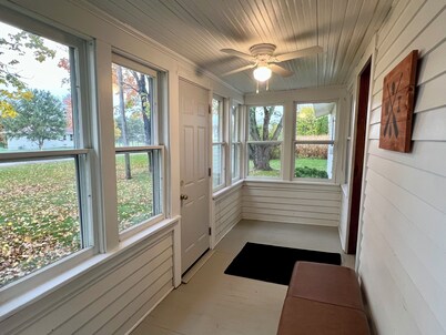 Quaint Small Town Home - Country Style Living in Independence