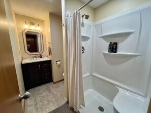 Shower, hair dryer, towels, soap - Quaint Small Town Home - Country Style Living in Independence (Independence)