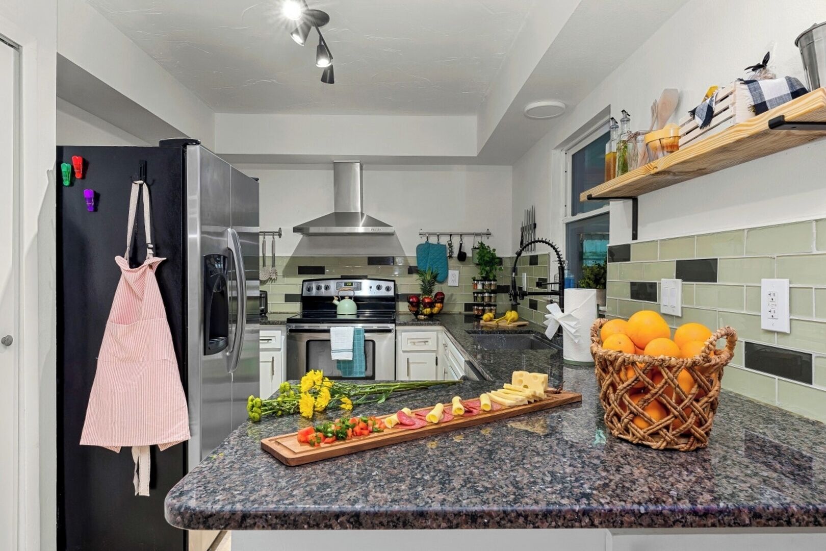 Refrigerador, microondas, horno y parrilla de estufa 