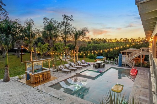 Sleeps 40! 13BR•Heated Pool•Waterfront Resort•Spa