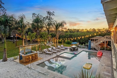 Sleeps 40! 13BR•Heated Pool•Waterfront Resort•Spa