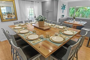 Dining - Sleeps 40! 13BR•Heated Pool•Waterfront Resort•Spa (Tampa)