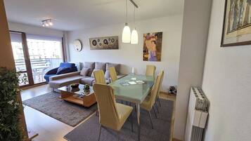 Basic Apartment | Living area