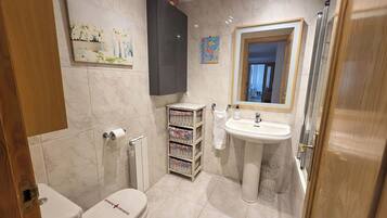 Eenvoudig appartement | Badkamer | Handdoeken