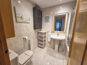 شقة بتجهيزات أساسية | حمام | مناشف