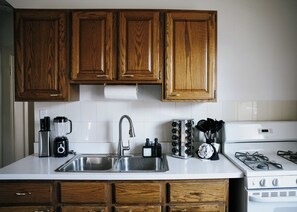 Kjøleskap, mikrobølgeovn, ovn og kokeplater