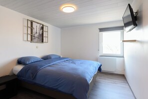 2 bedrooms, travel cot, free WiFi - Gite Le Clocher. Complete apartment overlooking the countryside. (Nassogne)
