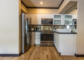 Een koelkast, een magnetron, een kookplaat, een vaatwasser