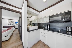 Een koelkast, een magnetron, een kookplaat, een vaatwasser