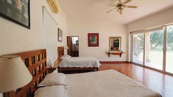 Casa família, varanda coberta, vista para o jardim | Cortinas blackout, ferros/tábuas de passar roupa, Wi-Fi de cortesia